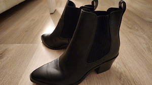 Кожаные полусапожки H&M (3 фото из 3)