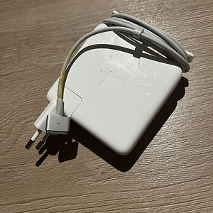 MacBook Pro Mid 2015 15-inch 16GB RAM 256GB SSD (5 foto / 5)
