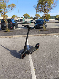 Müüja elektritõukerattas NAVEE N65