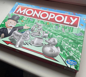 Классическая настольная игра монополия
