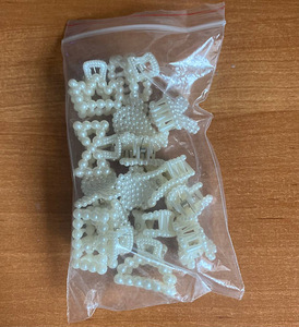 Komplekt pärlitega kaunistatud krabikujulisi juukseklambreid
