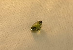 Peridoot; loomulik; 2,77 ct; roheline-kollane; Pakistan; Si; (10 foto / 10)