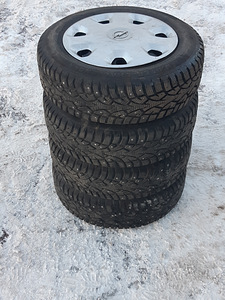 185/65 R15 как новая шипованная резина с дисками (2 фото из 3)