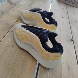 Adidas Yeezy Boost 700 V3 Mono Safflower EU 43⅓ (4 foto / 6)