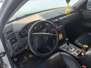 Мерседес бенз 320d (6 фото из 7)