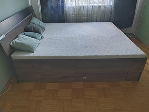 Кровать с матрасом (2 фото из 4)