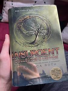 INSURGENT COLLECTOR’S EDITION book by V.Roth (1 foto / 9)