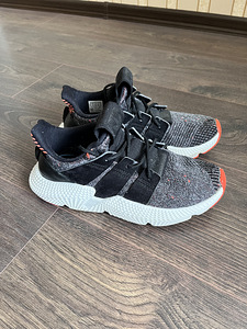 Кроссовки adidas (1 фото из 4)