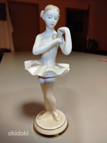 Statuett. Verbilki baleriin lilledega.