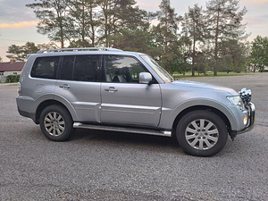 Mitsubishi Pajero 4 (3 foto / 14)