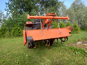 Kubota väike traktor L185 4WD Mullafreesiga (5 foto / 7)