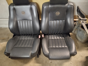 Alfa Romeo достойные кожаные сиденья