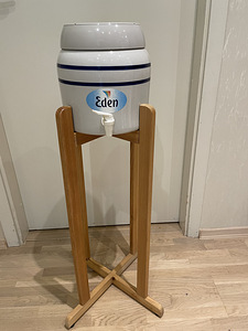 Portselanist mahuti 5 l ja puidust hoidja 35x35x95 cm (1 foto / 2)