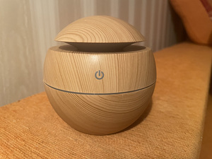 Niisutaja ja aroomi hajuti, puidust LED -valgustusega (2 foto / 2)