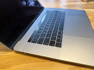 MacBook Pro 15" (2019) – i9 / 16GB RAM / 512GB SSD (4 foto / 9)