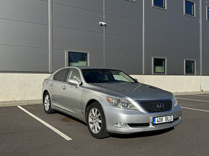 Lexus LS460 V8 (2 фото из 12)