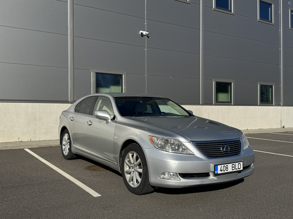 Lexus LS460 V8
