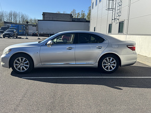 Lexus LS460 V8 (4 фото из 12)