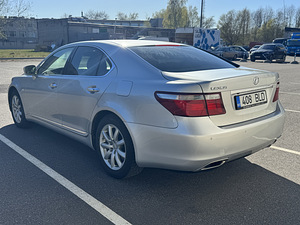Lexus LS460 V8 (6 фото из 12)