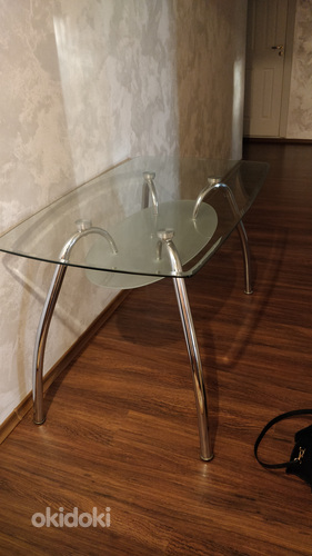 Стеклянный стол (фото #1)