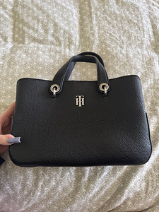 Tommy Hilfiger чёрная сумка (1 фото из 3)