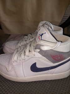 Air Jordan 1 mid (1 foto / 5)