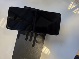 Samsung Galaxy Z Flip 4 256GB Black (2 foto / 4)