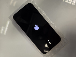 iPhone 13 128Gb Белый , аккумулятор 97% (1 фото из 2)