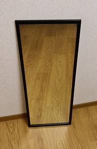 Настенное зеркало 40х100 в деревянной раме.