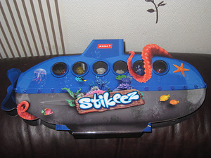 24 Stikeez-фигурки + игровое поле "подводная лодка". (1 фото из 3)
