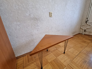 Угловой столик (1 фото из 3)