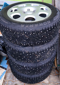 205/60 R16 шипованные шины Bridgestone (7-7.5 мм) + литые ди (1 фото из 6)