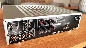 Стереоусилитель Marantz PM7004 (4 фото из 9)