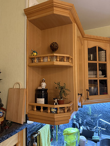 Кухонная мебель из массива дерева + обеденный стол (2 фото из 8)
