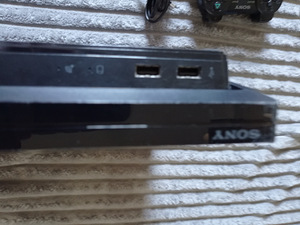 Pradam PlayStation Slim mängude ja kahe juhtkangiga (3 foto / 4)