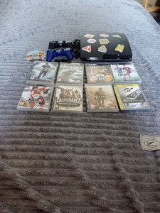 Pradam PlayStation Slim mängude ja kahe juhtkangiga (4 foto / 4)