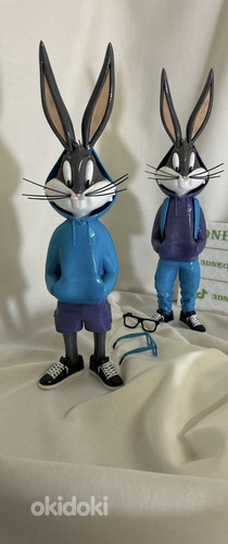 Bugs Bunny — kollektsioneeritav 3D-kuju kapuutsiga dressipluusis ja tossudes