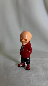 Mini-kuju „Skull Boy“ punases kapuutsis (dekoor/kogumine) (3 foto / 5)