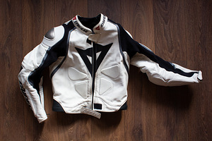 Dainese Laguna Seca kaheosaline motokombe (3 foto / 9)