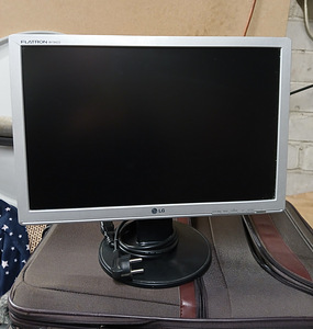 Монитор LG Flatron 19 (1 фото из 3)
