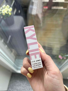 Kylie Jenner plumping lip gloss (1 foto / 2)