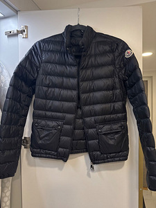 Moncler пуховик (размер 1) как новый, надет несколько раз