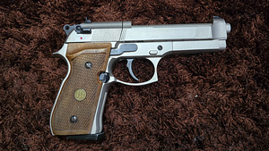Пневматический пистолет Beretta 92FS никель — деревянная рукоятка — 4,5 мм (4 фото из 6)