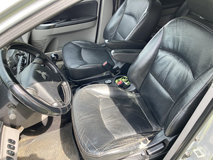 Черный кожаный салон Mitsubishi Grandis, 7-местный