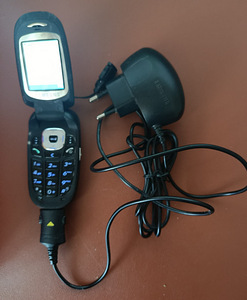 Кнопочный телефон Samsung (2 фото из 2)