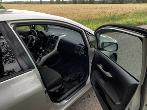 Toyota Auris 2.2 130kw (11 foto / 15)