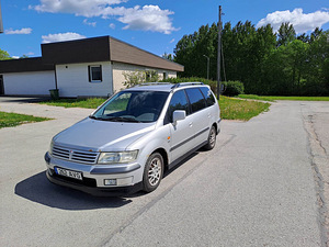 Mitsubishi Space Wagon (8 фото из 10)