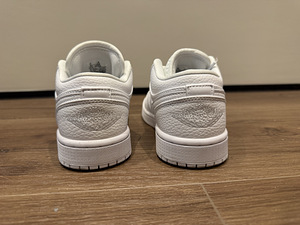 Air Jordan 1 low triple white (2 foto / 3)