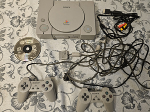 Sony Playstation 1 + 2 pulti ja mäng Ps One ps1 (1 foto / 3)