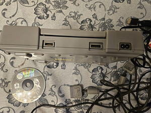 Sony Playstation 1 + 2 pulti ja mäng Ps One ps1 (2 foto / 3)